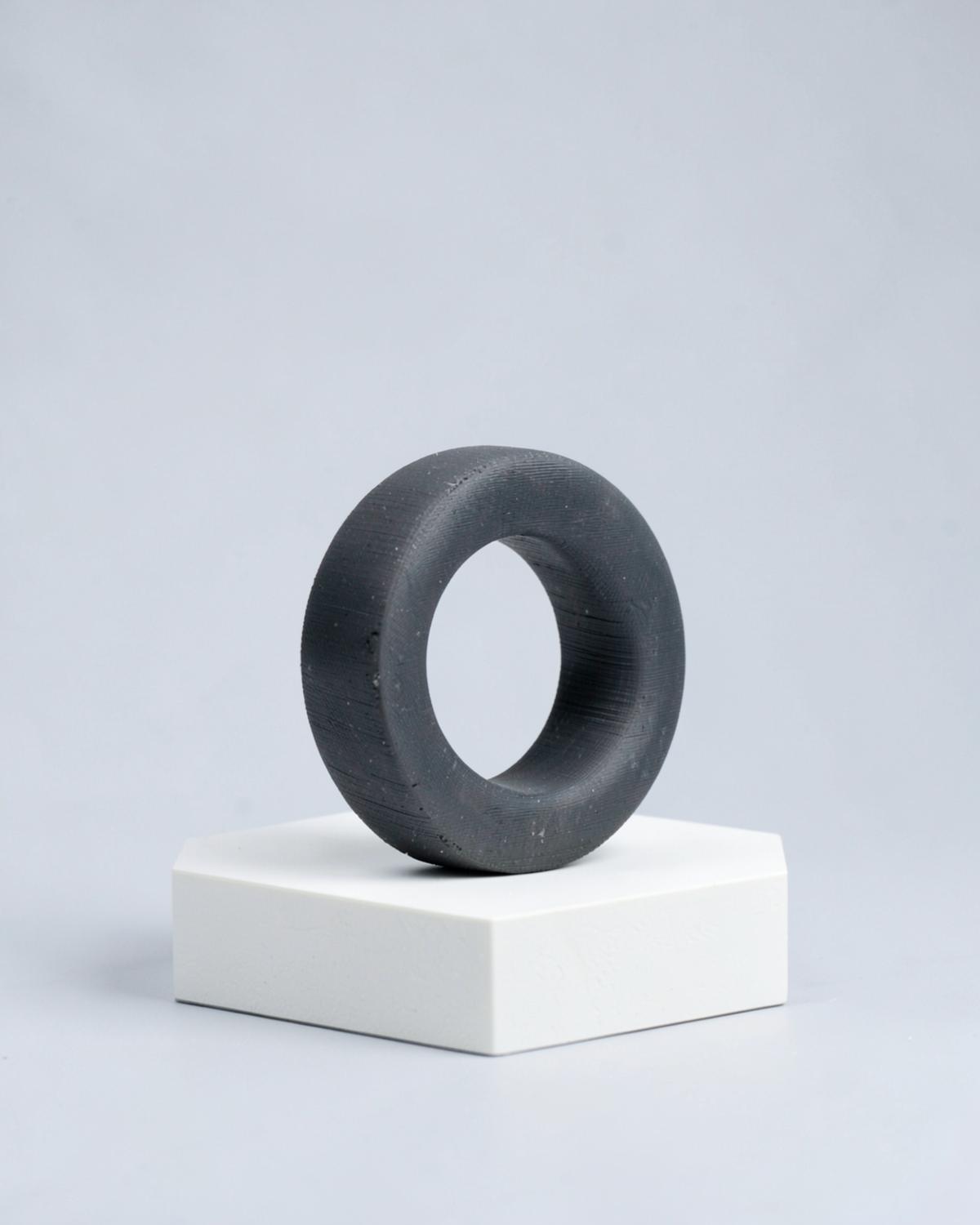 Anel — Escultura toroidal sobre base branca